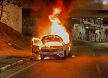 Carro abandonado é destruído por incêndio na Antônio Carlos, na capital mineira -  (crédito: Corpo de Bombeiros/Reprodução)