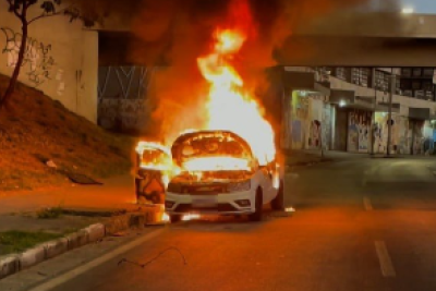 Carro abandonado é destruído por incêndio na Antônio Carlos, na capital mineira -  (crédito: Corpo de Bombeiros/Reprodução)