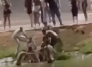 Vítimas foram resgatadas por pessoas que passavam pelo local -  (crédito: Reprodução/Redes Sociais)
