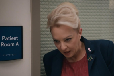 A atriz Wendi McLendon-Covey interpreta uma ginecologista que acaba se tornando diretora do hospital que dá nome à série -  (crédito: Reprodução)