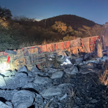 BR-251: carreta com carvão invade contramão, tomba e atinge carro de casal - Corpo de Bombeiros/Reprodução