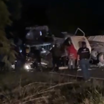 Batida entre ônibus, carreta e caminhonete deixa dois mortos em Minas - Redes Sociais/Reprodução