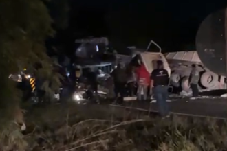 Batida entre ônibus, carreta e caminhonete deixa dois mortos em Minas