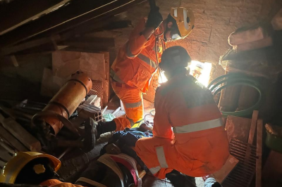  Bombeiros fizeram o resgate das vítimas que estavam dentro da estrutura da caixa d’água -  (crédito: CBMMG/Divulgação )