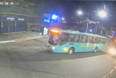 Ônibus atropela idoso e motorista foge sem prestar socorro na Grande BH -  (crédito: Corpo de Bombeiros/Reprodução)