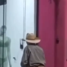 Idoso é flagrado em ato obsceno diante de manequim em MG; veja vídeo - Redes Sociais/Reprodução
