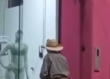 Idoso é flagrado em ato obsceno diante de manequim em loja de MG -  (crédito: Redes Sociais/Reprodução)