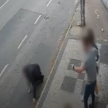Vídeo: homem com tornozeleira agride mulheres e tenta levar filha à força - Câmera de segurança/Reprodução