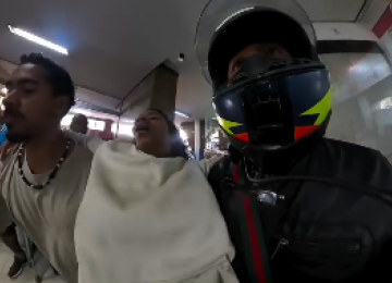 Motoboys abrem caminho no trânsito de BH e ajudam mulher -  (crédito: Redes Sociais/Reprodução)