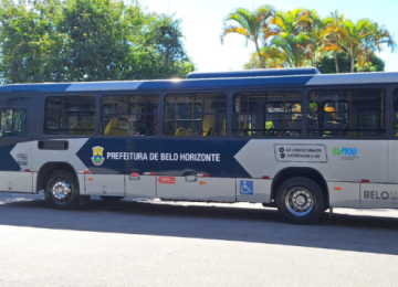 Criminoso entra em ônibus e manda motorista derrubar câmera com veículo -  (crédito: PBH/Reprodução)
