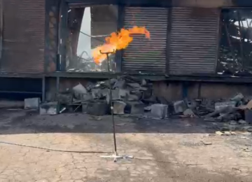 A técnica de queima em flare (ou sistema de tochas) é um mecanismo de segurança que consiste na queima controlada e contínua de gases inflamáveis ou tóxicos -  (crédito: Reprodução/Corpo de Bombeiros)