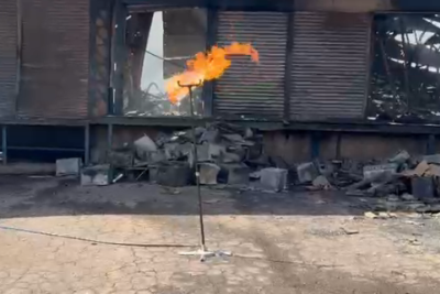A técnica de queima em flare (ou sistema de tochas) é um mecanismo de segurança que consiste na queima controlada e contínua de gases inflamáveis ou tóxicos -  (crédito: Reprodução/Corpo de Bombeiros)
