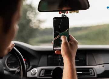 Motorista de aplicativo dirige segurando o celular, ilustrando a rotina de quem busca financiar um carro novo pelo programa Move Brasil.  -  (crédito: Reprodução Educando seu Bolso)