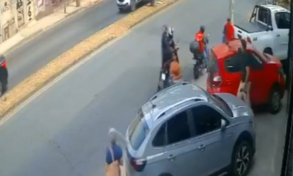 Assalto a concessionária termina com dois suspeitos baleados na capital mineira - (crédito: Redes Sociais/Reprodução)