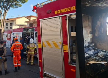 Explosão é ouvida antes de incêndio que deixa um morto na Grande BH -  (crédito: Corpo de Bombeiros/Reprodução)