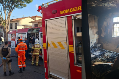 Explosão é ouvida antes de incêndio que deixa um morto na Grande BH -  (crédito: Corpo de Bombeiros/Reprodução)