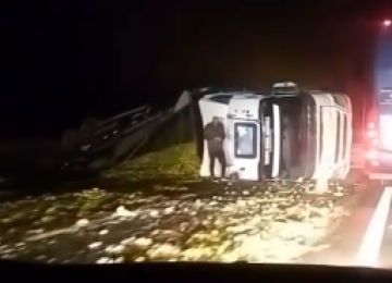 Caminhão e carreta batem e um dos veículos tomba na Fernão Dias -  (crédito: Redes Sociais/Reprodução)