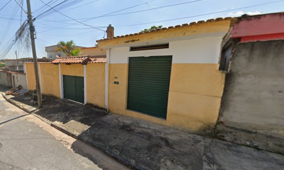 A residência fica na Rua Leondes Soares Barcelos, no bairro Lago Azul, em Ibirité - (crédito: Google Street View/Reprodução)