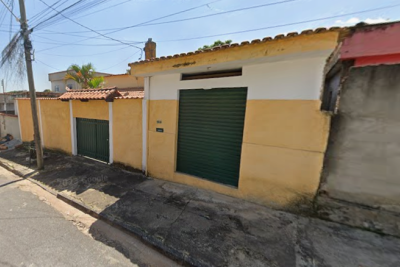 A residência fica na Rua Leondes Soares Barcelos, no bairro Lago Azul, em Ibirité -  (crédito: Google Street View/Reprodução)