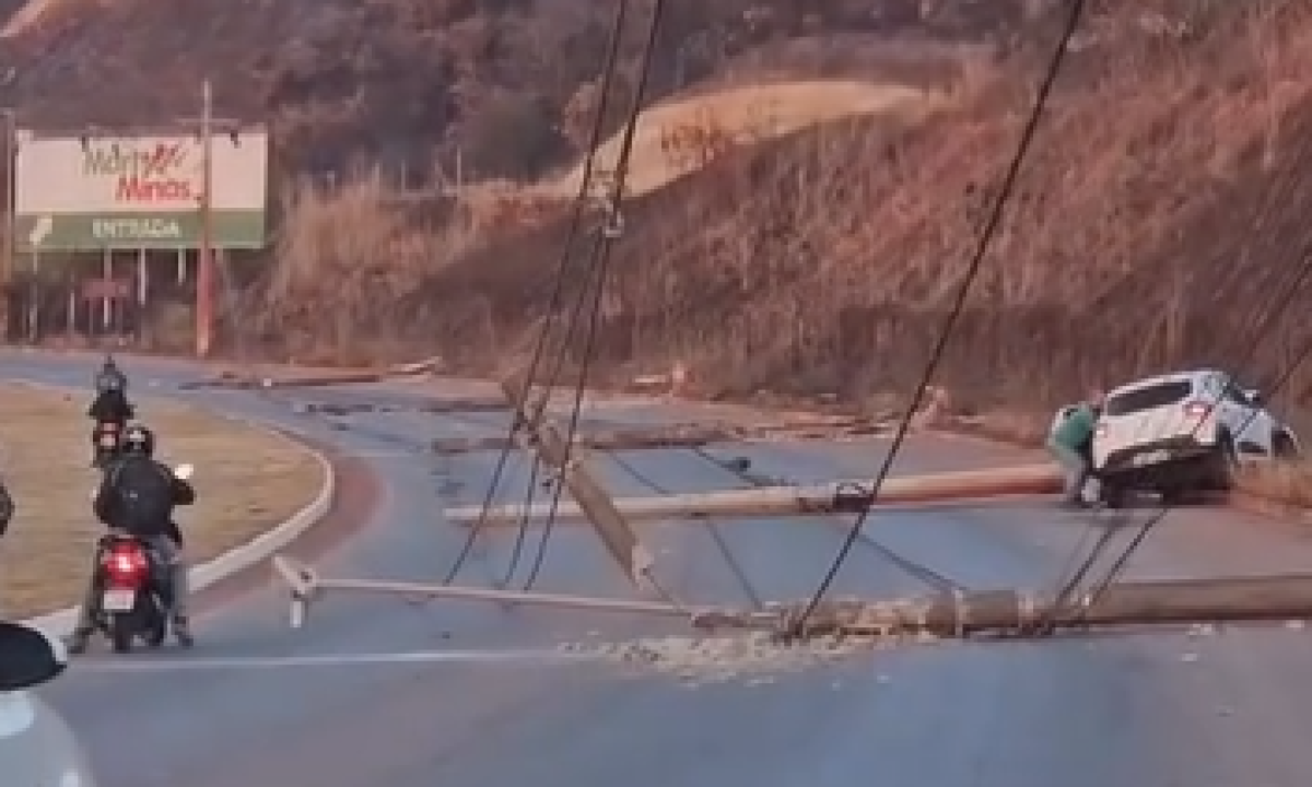Motorista bate em poste e derruba outros quatro na Via Expressa, em Betim - (crédito: Redes Sociais/Reprodução)