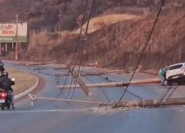 Motorista bate em poste e derruba outros quatro na Via Expressa, em Betim -  (crédito: Redes Sociais/Reprodução)