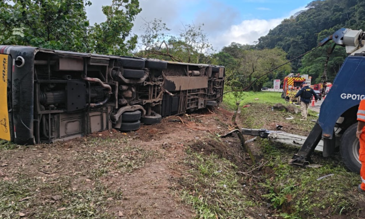 Empresa orienta familiares de vítimas de acidente com ônibus na BR-040 - (crédito: Corpo de Bombeiros do Rio de Janeiro/Reprodução)