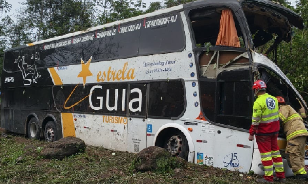 Dez pessoas morreram e dezenas ficaram feridas em um acidente com um ônibus que saiu de Belo Horizonte com destino a Copacabana, no Rio de Janeiro, na madrugada deste domingo (16/8) - (crédito: Corpo de Bombeiros do Rio de Janeiro/Reprodução)