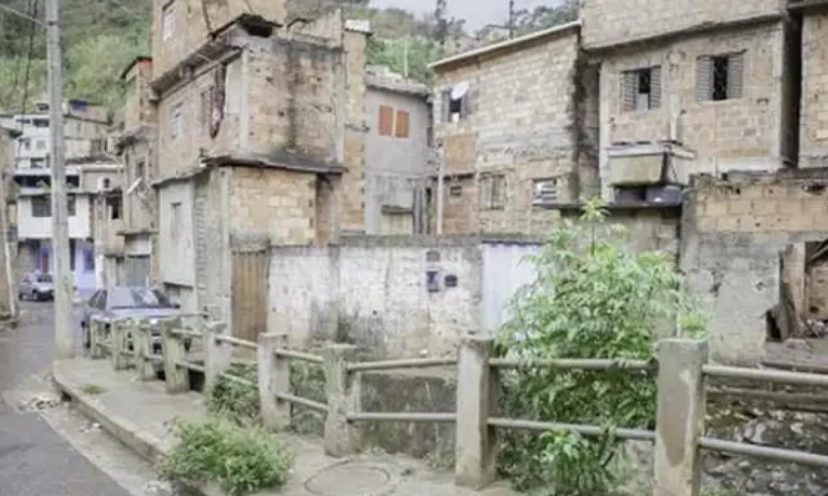 Os moradores da comunidade viajavam no coletivo que saiu de BH e tombou em Petrópolis - (crédito: Reprodução/PBH)
