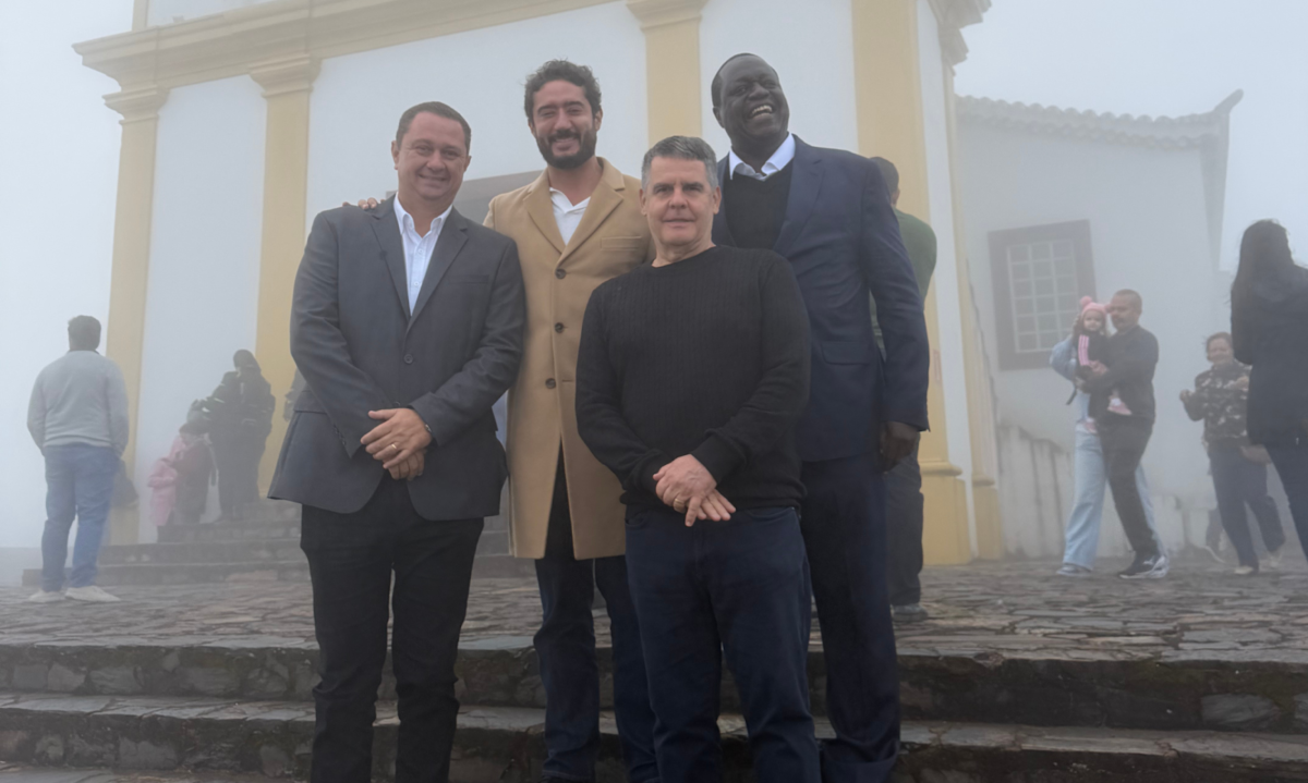 Gabriel participou da missa ao lado dos candidatos do MDB ao Senado, Arcanjo Pimenta e Manoel Carvalho, e do candidato a deputado federal Paulo Brant - (crédito: Divulgação Campanha Gabriel Azevedo)