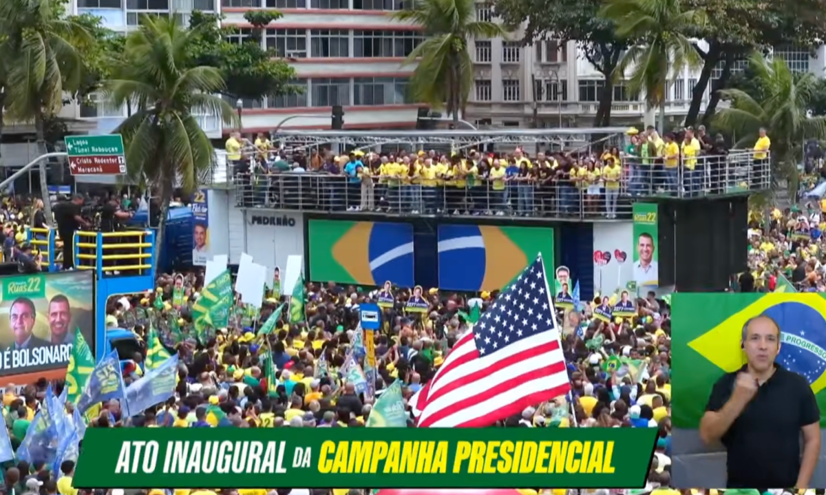 O símbolo foi levado por apoiadores que acompanharam a mobilização na orla, onde o candidato iniciou oficialmente a corrida ao Palácio do Planalto - (crédito: Reprodução/YouTube)
