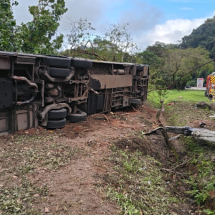 Empresa de ônibus que tombou e matou dez cria canal para familiares