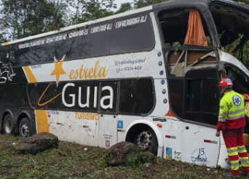 Dez pessoas morreram e dezenas ficaram feridas em um acidente com um &ocirc;nibus que saiu de Belo Horizonte com destino a Copacabana, no Rio de Janeiro, na madrugada deste domingo (16/8) -  (crédito: Corpo de Bombeiros do Rio de Janeiro/Reprodu&ccedil;&atilde;o)