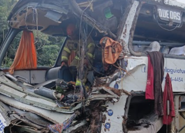 Dez pessoas morreram e outras 38 ficaram feridas em um acidente com um &ocirc;nibus que saiu de Belo Horizonte com destino a Copacabana, no Rio de Janeiro, na madrugada deste domingo (16/8) -  (crédito: Corpo de Bombeiros do Rio de Janeiro/Reprodu&ccedil;&atilde;o)