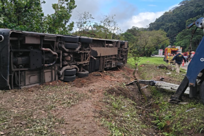 Empresa orienta familiares de vítimas de acidente com ônibus na BR-040 -  (crédito: Corpo de Bombeiros do Rio de Janeiro/Reprodução)