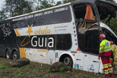 Dez pessoas morreram e dezenas ficaram feridas em um acidente com um &ocirc;nibus que saiu de Belo Horizonte com destino a Copacabana, no Rio de Janeiro, na madrugada deste domingo (16/8) -  (crédito: Corpo de Bombeiros do Rio de Janeiro/Reprodu&ccedil;&atilde;o)