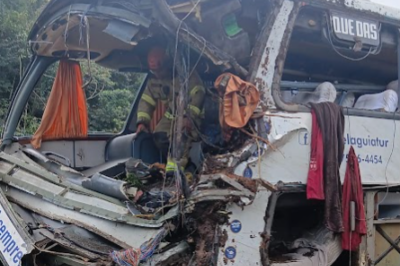 Dez pessoas morreram e outras 38 ficaram feridas em um acidente com um &ocirc;nibus que saiu de Belo Horizonte com destino a Copacabana, no Rio de Janeiro, na madrugada deste domingo (16/8) -  (crédito: Corpo de Bombeiros do Rio de Janeiro/Reprodu&ccedil;&atilde;o)