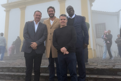 Gabriel participou da missa ao lado dos candidatos do MDB ao Senado, Arcanjo Pimenta e Manoel Carvalho, e do candidato a deputado federal Paulo Brant -  (crédito: Divulgação Campanha Gabriel Azevedo)