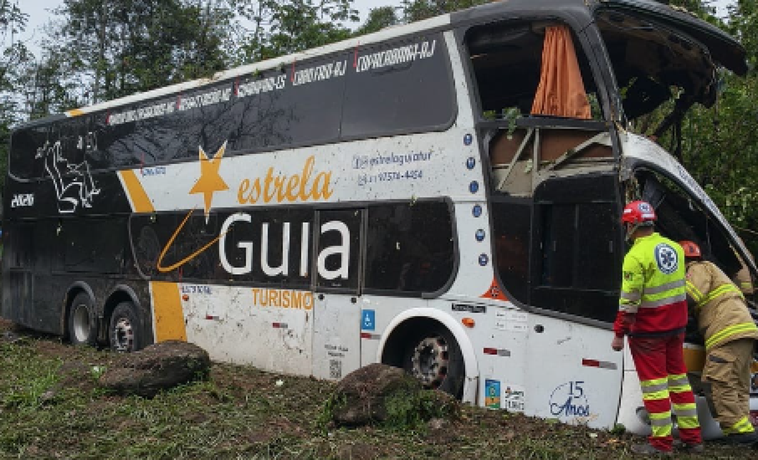 Nove pessoas morreram e outras 38 ficaram feridas em um acidente com um ônibus que saiu de Belo Horizonte com destino a Copacabana, no Rio de Janeiro, na madrugada deste domingo (16/8)-Corpo de Bombeiros do Rio de Janeiro/Reprodução