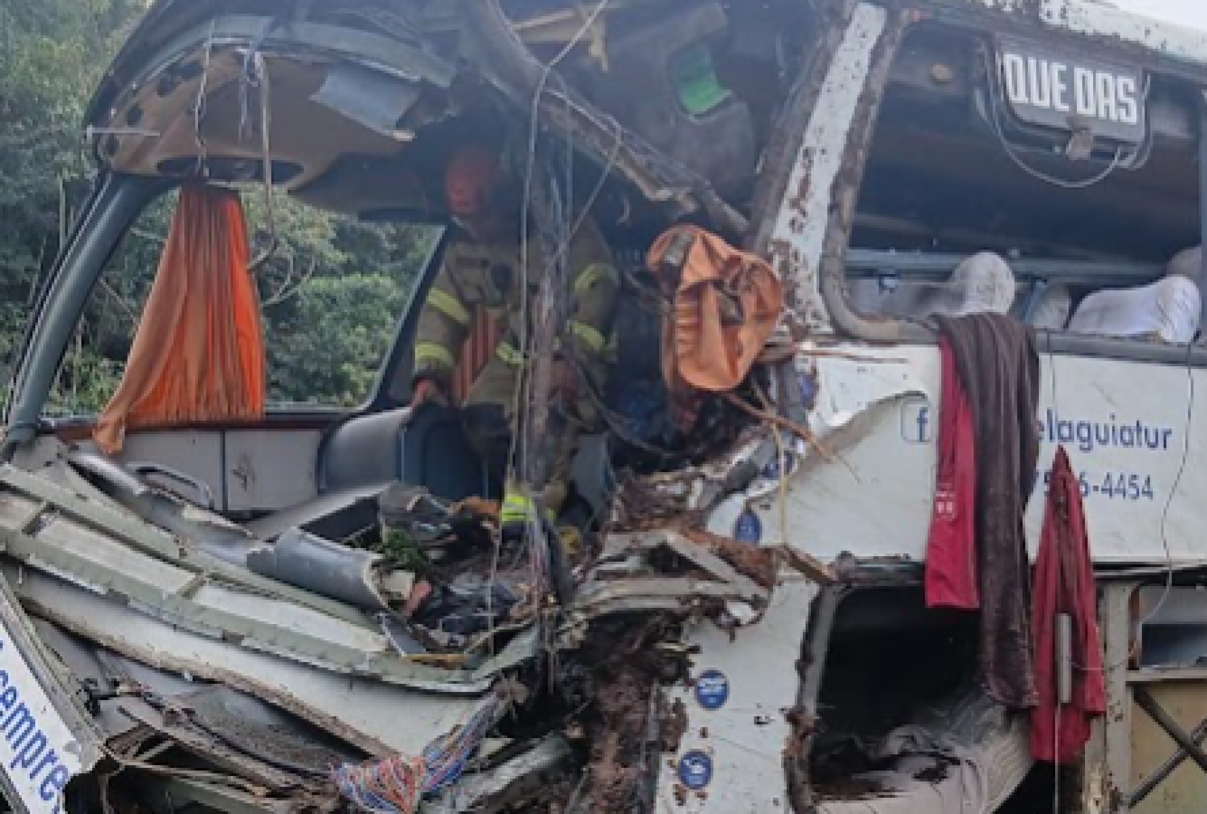 Dez pessoas morreram e outras 38 ficaram feridas em um acidente com um &ocirc;nibus que saiu de Belo Horizonte com destino a Copacabana, no Rio de Janeiro, na madrugada deste domingo (16/8)-Corpo de Bombeiros do Rio de Janeiro/Reprodu&ccedil;&atilde;o