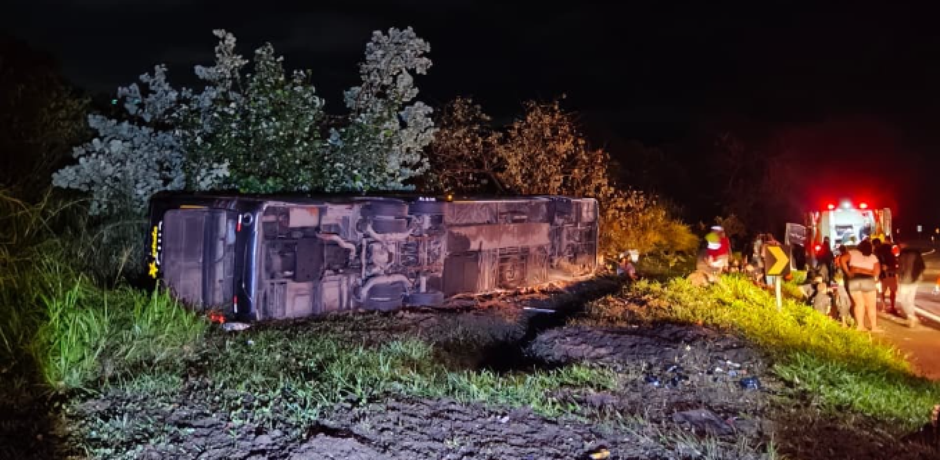 Nove pessoas morreram e outras 38 ficaram feridas em um acidente com um ônibus que saiu de Belo Horizonte com destino a Copacabana, no Rio de Janeiro, na madrugada deste domingo (16/8)-Corpo de Bombeiros do Rio de Janeiro/Reprodução