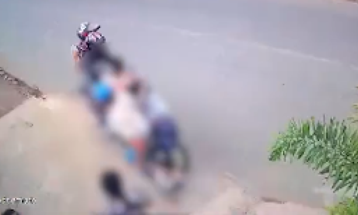 Motociclista bêbado atropela mãe e duas crianças; vídeo flagra acidente - (crédito: Redes Sociais/Reprodução)