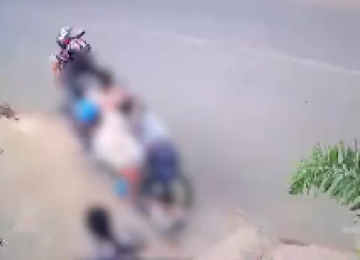 Motociclista bêbado atropela mãe e duas crianças; vídeo flagra acidente -  (crédito: Redes Sociais/Reprodução)