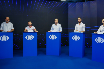 Candidatos ao governo de Minas Gerais durante o debate promovido pela Band, onde Mateus Sim&otilde;es enfrentou cr&iacute;ticas dos advers&aacute;rios -  (crédito: J&uacute;nia Garrido/Band Minas)