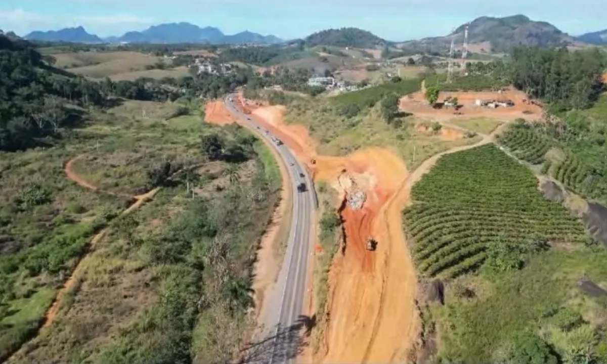 Um dos trechos da rodovia no Espírito Santo em direção à Bahia está passando, desde esta quinta-feira (20/8), por reformas de duplicação - (crédito: EcoVias/Divulgação)