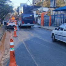 Avenida de BH segue parcialmente interditada após rompimento de adutora - BHTrans/Reprodução