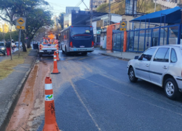 Barro mantém faixa interditada após adutora romper e alagar avenida da capital mineira -  (crédito: BHTrans/Reprodução)
