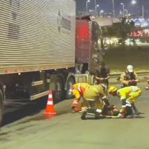 Óleo na pista provoca queda de passageira de moto em alça do Anel, em BH - Reprodução/TV Globo 