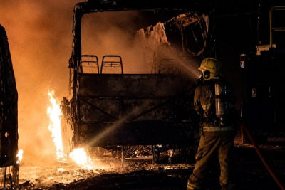 Fogo destruiu os &ocirc;nibus, caminh&otilde;es e uma ambul&acirc;ncisa que estavam na garagem do Bairro Santa Rafaela, em Montes Claros -  (crédito: CBMMG)