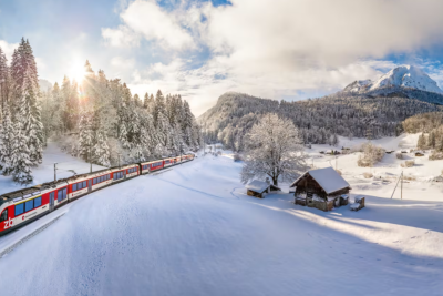 O Grand Train Tour of Switzerland completa dez anos conectando alguns dos mais famosos trens panor&acirc;micos do pa&iacute;s. A rota passa por paisagens alpinas, lagos, vilarejos hist&oacute;ricos e 5 locais reconhecidos como Patrim&ocirc;nio Mundial da UNESCO -  (crédito: Swiss Tourism/Divulgação)