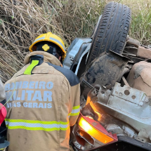 BR-381: jovem de 18 anos morre após carro capotar e cair em ribanceira  - CBMMG/Divulgação 